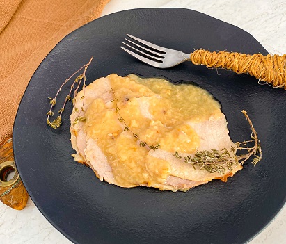 Fígado de frango frito ou assado com cebola e molho folhas de salsa verde  num prato prato de carne enriquecido com ferro