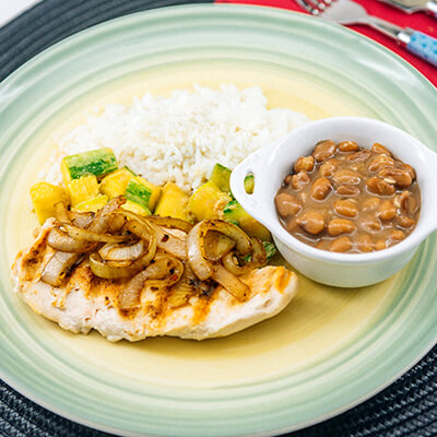 (31) Filé de Frango Grelhado, Cebola Caramelizada, Arroz, Feijão e Abobrinha Congelado