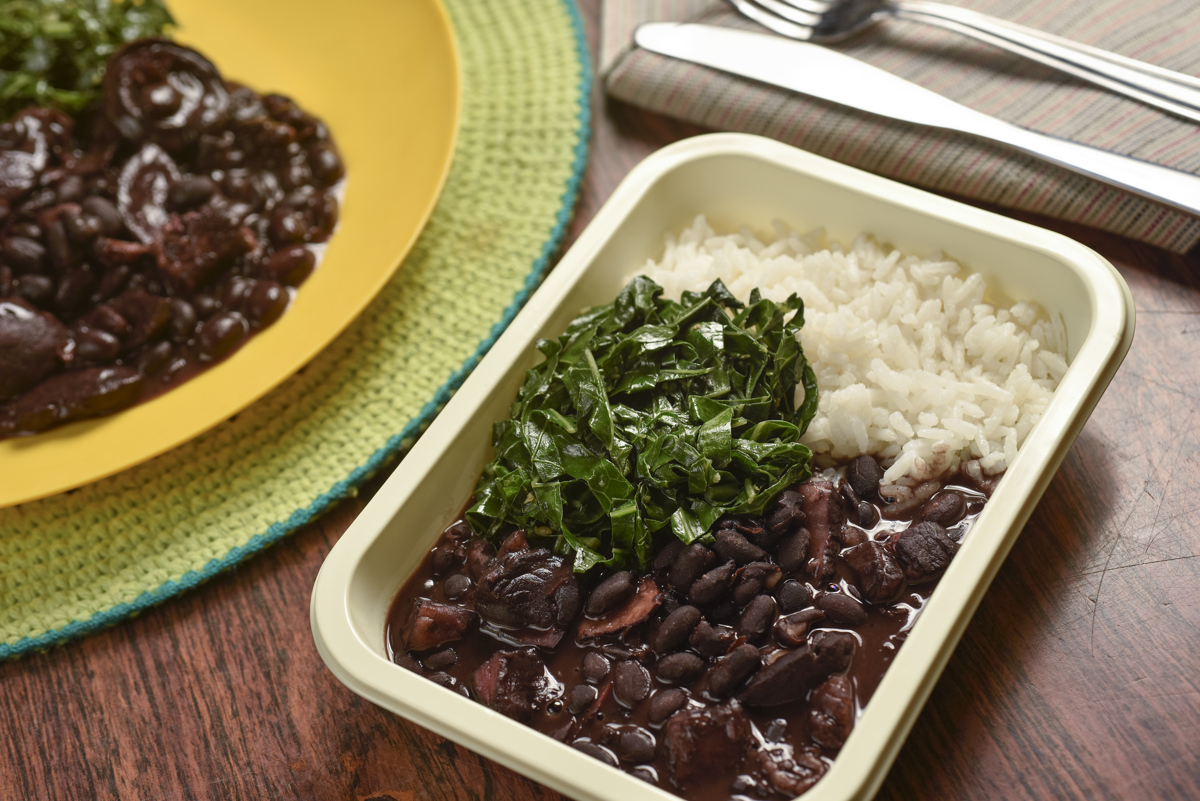 Feijoada, arroz branco e couve manteiga