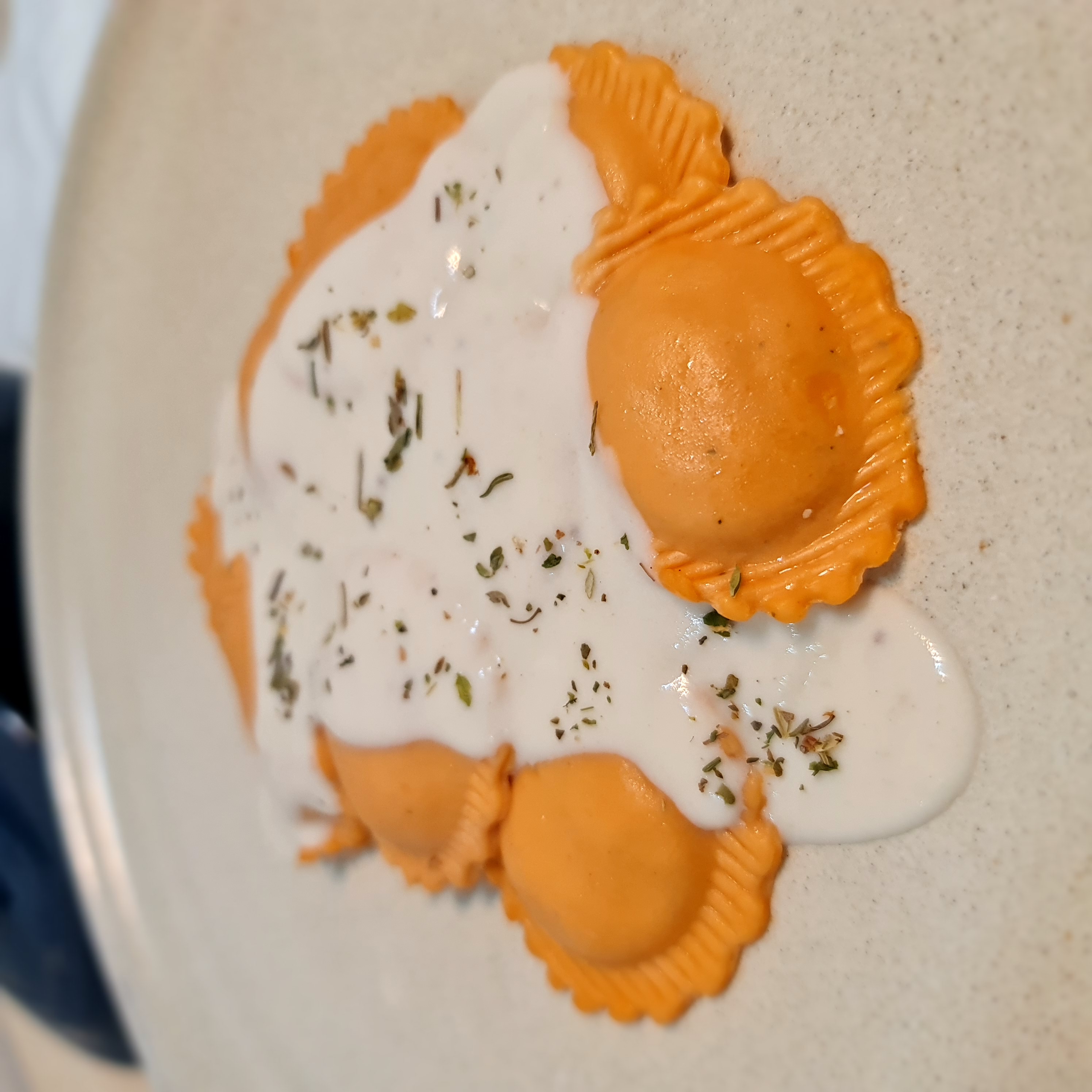 Ravioli de Queijo com Massa de Tomate ao Molho Branco