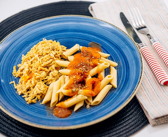 (04) Frango Desfiado, Penne Integral ao Molho Pomodoro