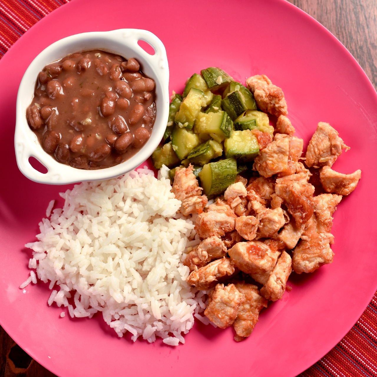 Frango em Cubos, Arroz e Feijão Carioquinha e Abobrinha Refogada