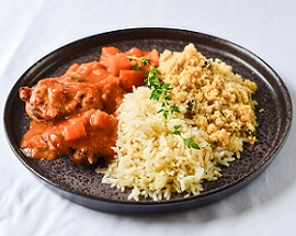 Filé de Coxa ao Sugo com Cenoura, Arroz e Farofa