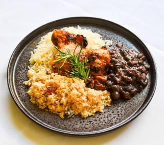 Filé de Coxa Assado, Arroz, Feijão e Farofa