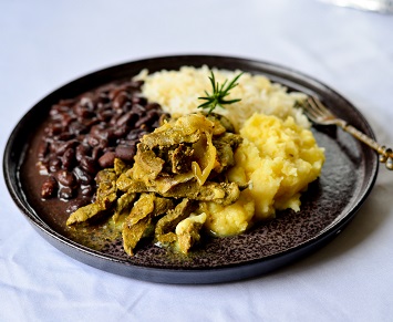 Íscas de Fígado Aceboladas, Purê de Batata, Arroz e Feijão