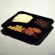 Linguiça Toscana Grelhada, Arroz, Feijão Preto e Farofa (Fome de Leão)