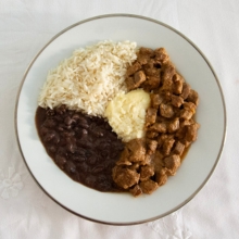Cubos de Carne ao Molho com Purê de Batata Arroz e Feijão (Fome de Leão)