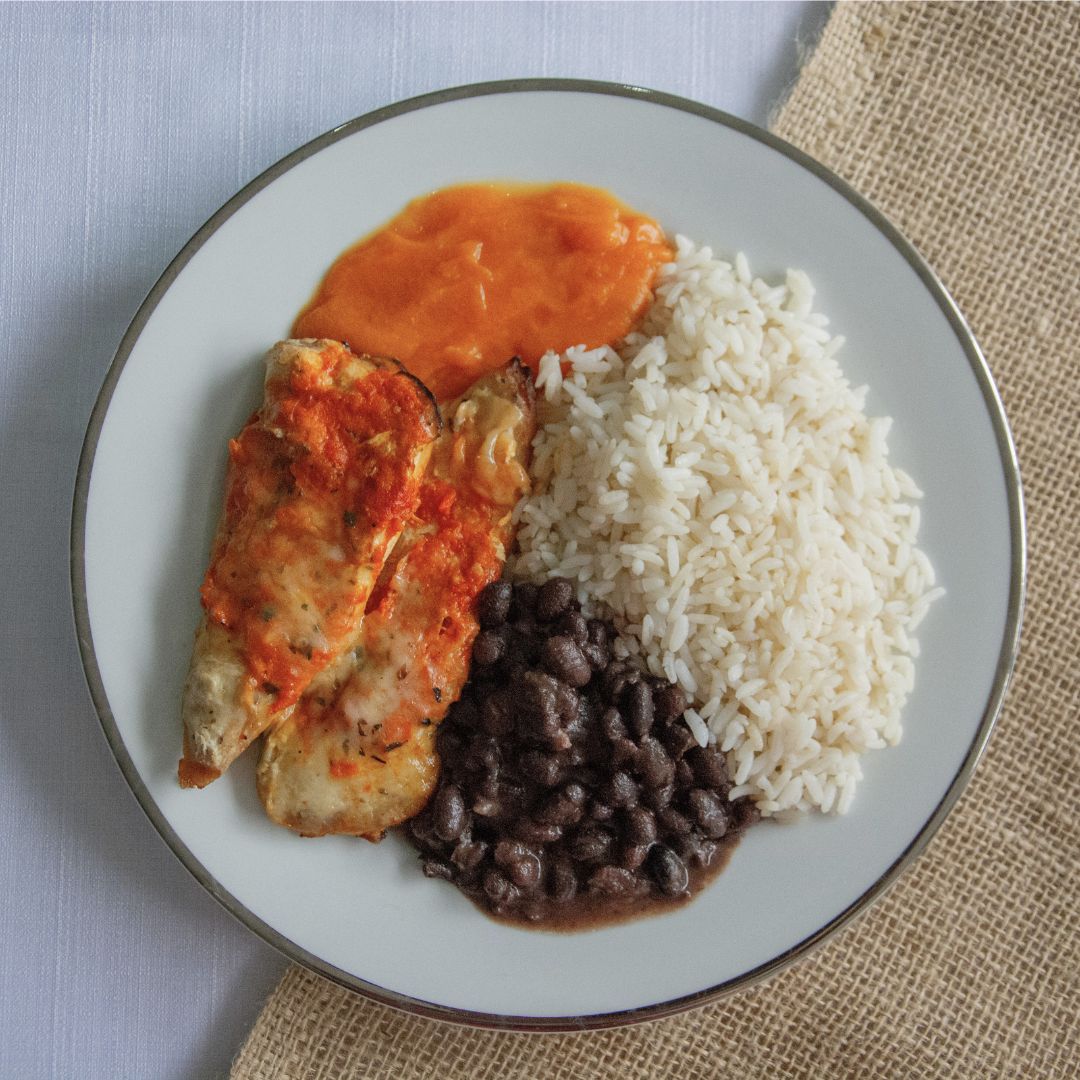 Frango a Pizzaiolo com Arroz, Feijão e Purê de Legumes