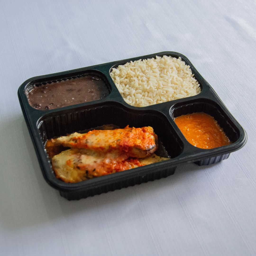 Frango a Pizzaiolo com Arroz, Feijão e Purê de Legumes