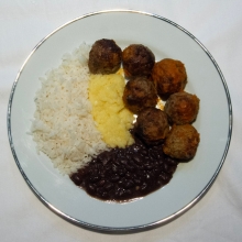 Almôndegas de Carne ao Molho com Arroz Branco, Feijão e Polenta (Fome de Leão)