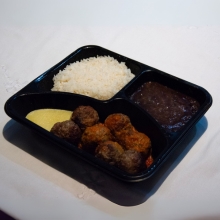 Almôndegas de Carne ao Molho com Arroz Branco, Feijão e Polenta