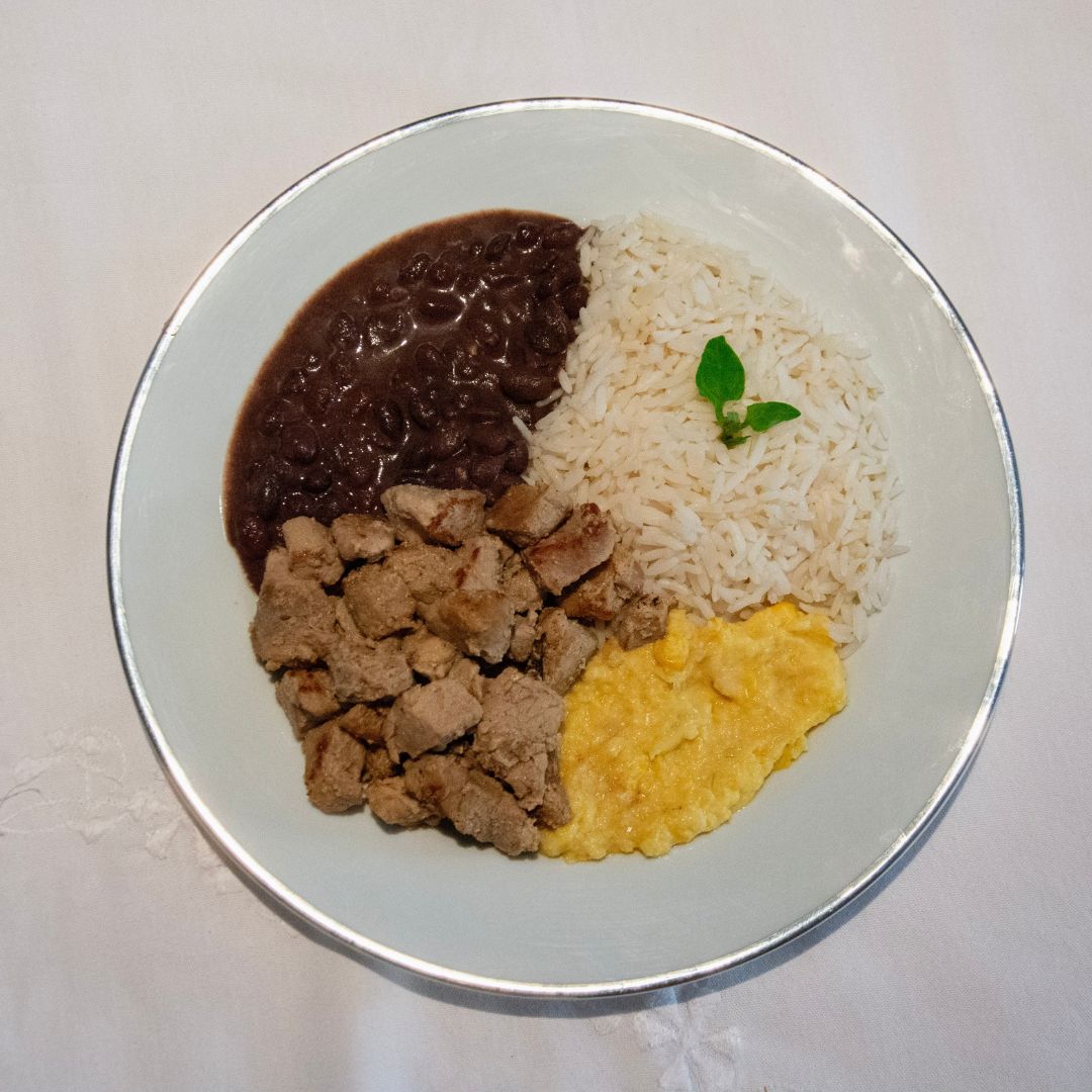 Cubos de Mignon Suíno com Arroz, Feijão e Creme de Milho 