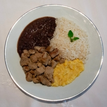 Cubos de Mignon Suíno com Arroz, Feijão e Creme de Milho (Fome de Leão)