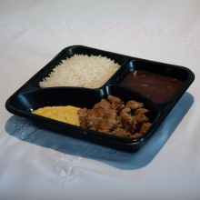 Cubos de Mignon Suíno com Arroz, Feijão e Creme de Milho 