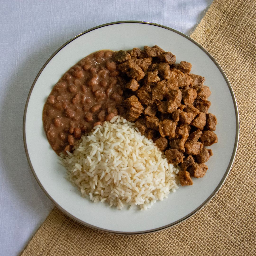 Picadinho de Carne ao Molho com Arroz e Feijão Carioca