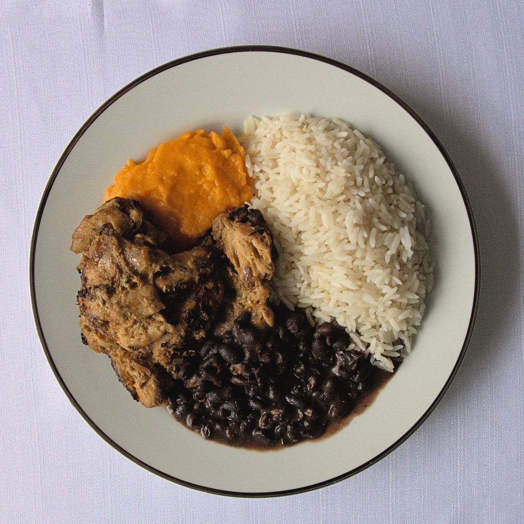 Filé de Coxa Grelhado com Arroz, Feijão e Purê de Cenoura