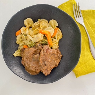 Escalope ao Funghi Secchi com Macarrão, Cenoura e Brócolis