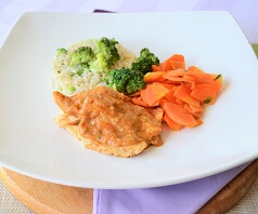 Frango ao Molho de Tomate Seco, Arroz Integral com Brócolis e Cenoura