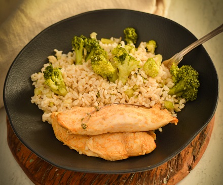 Arroz integral com brócolis e frango grelhado Congelado Congelado