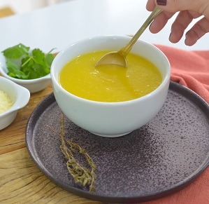 Sopa de Mandioquinha com Caldo de Frango da Casa